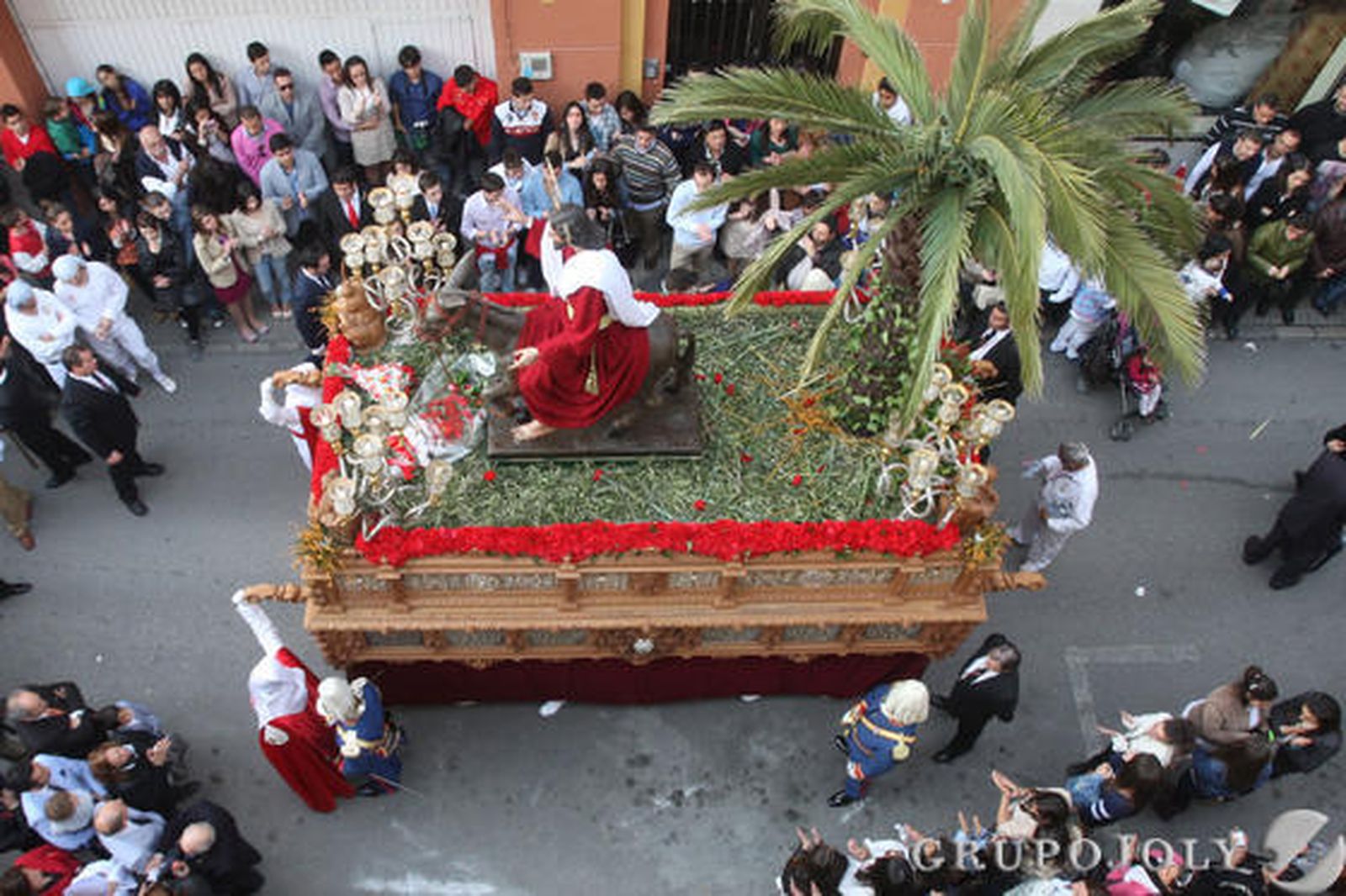 El sol acompañó al Cristo en el primer día de Semana Santa./Paco Guerrero