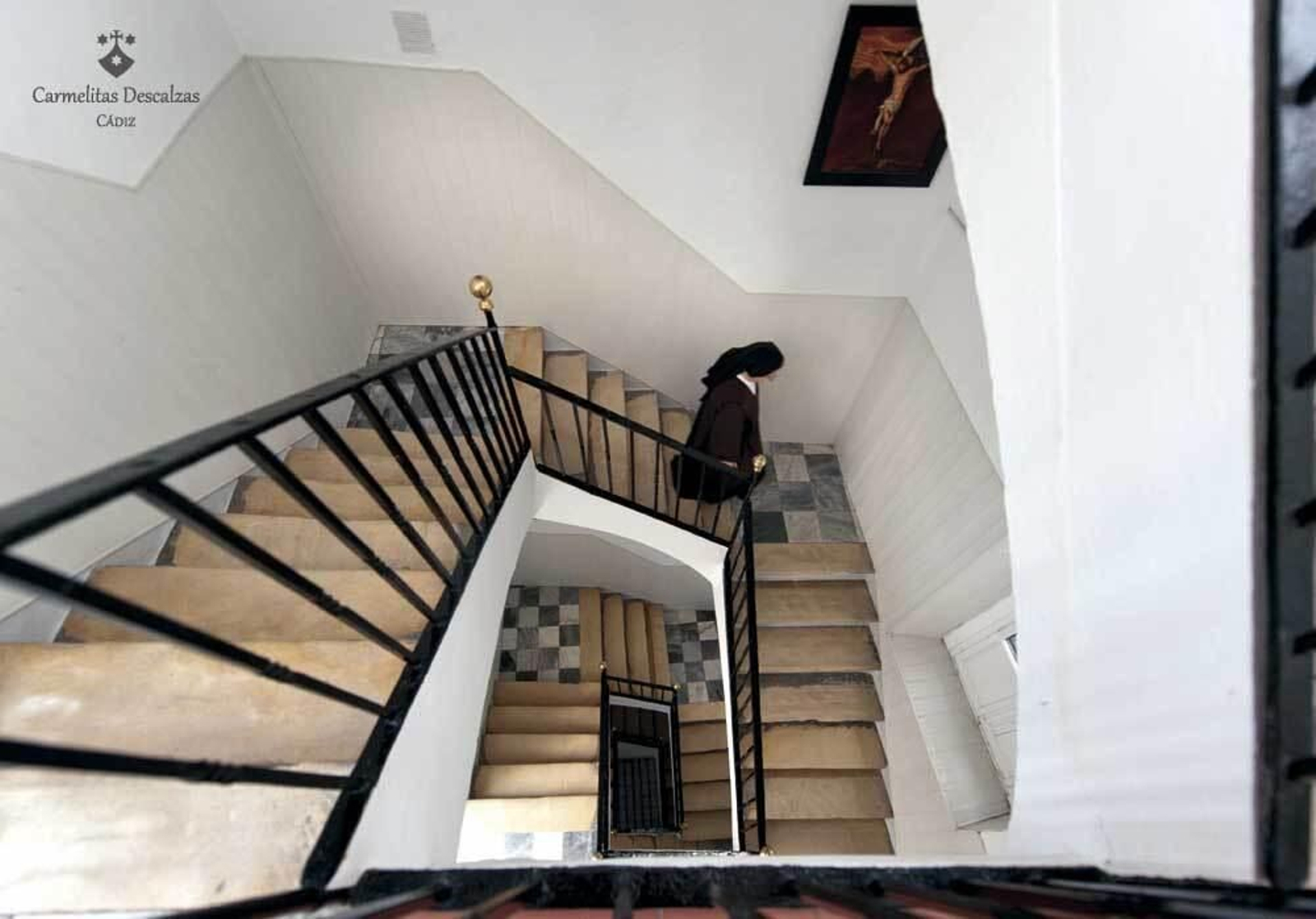 Una monja carmelita baja la escalera del convento de la Plaza de Argüelles.