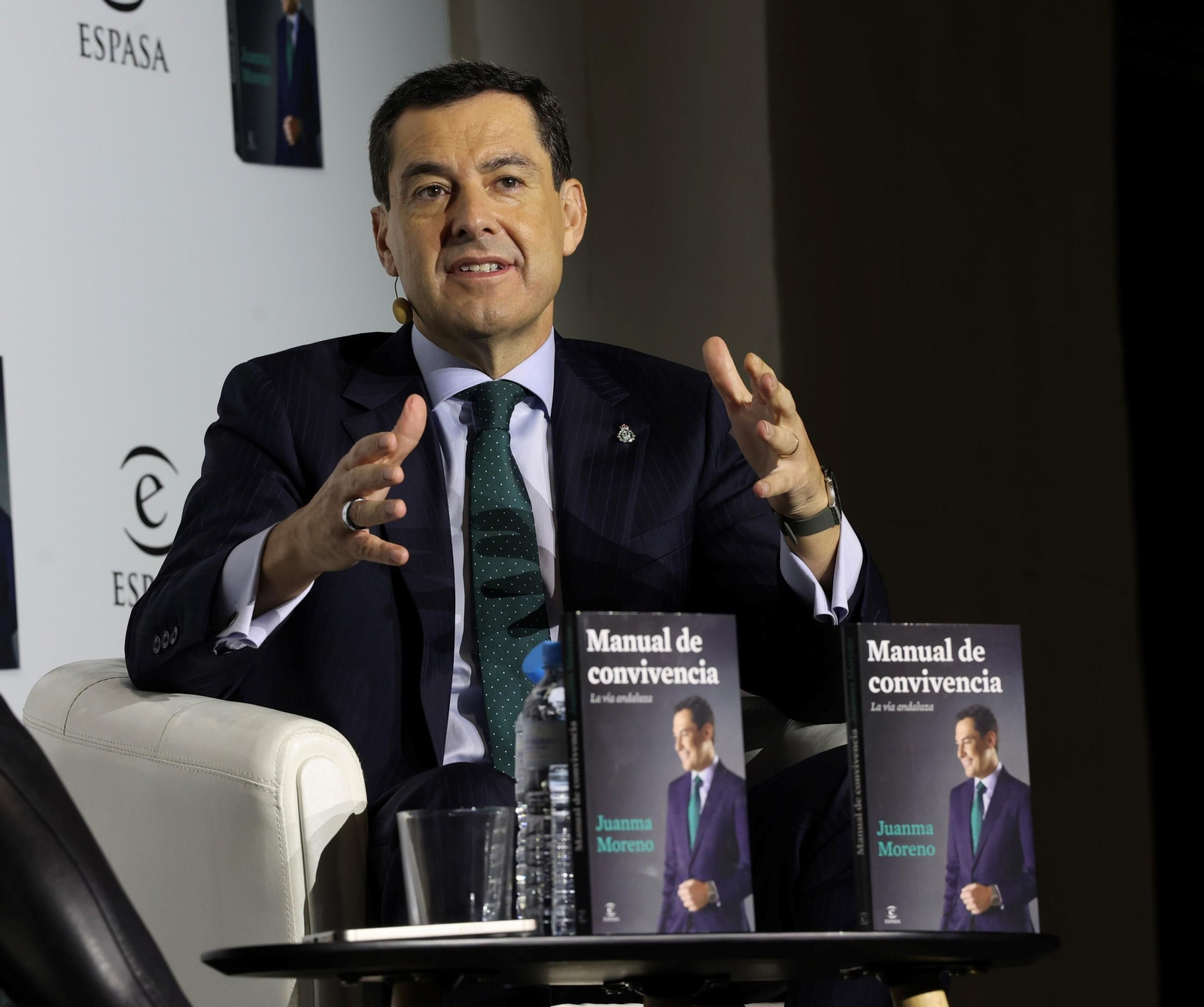 Las fotos de la presentación de libro de Juanma Moreno