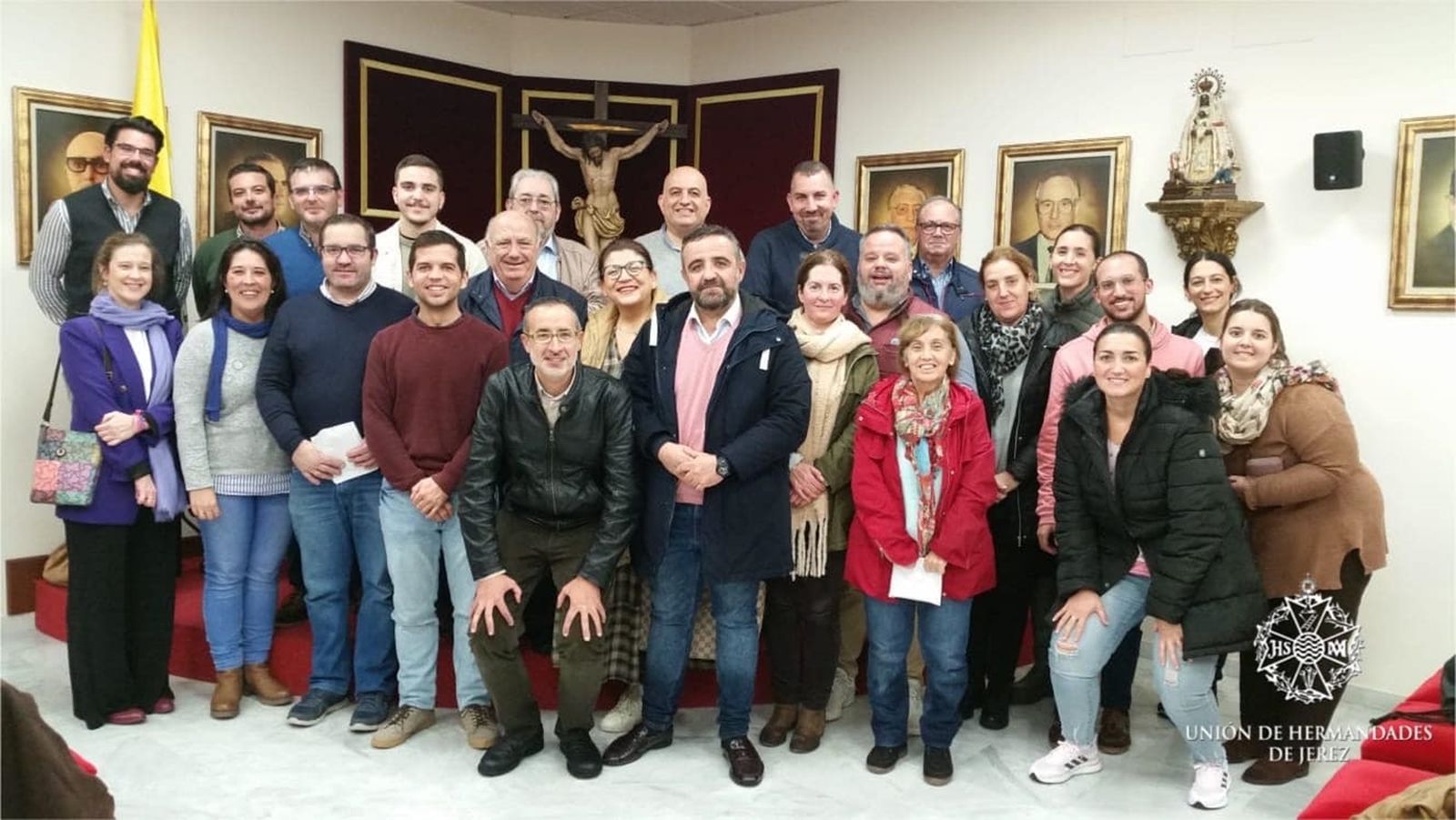 Foto de familia de las personas que han colaborado en esta acción solidaria.