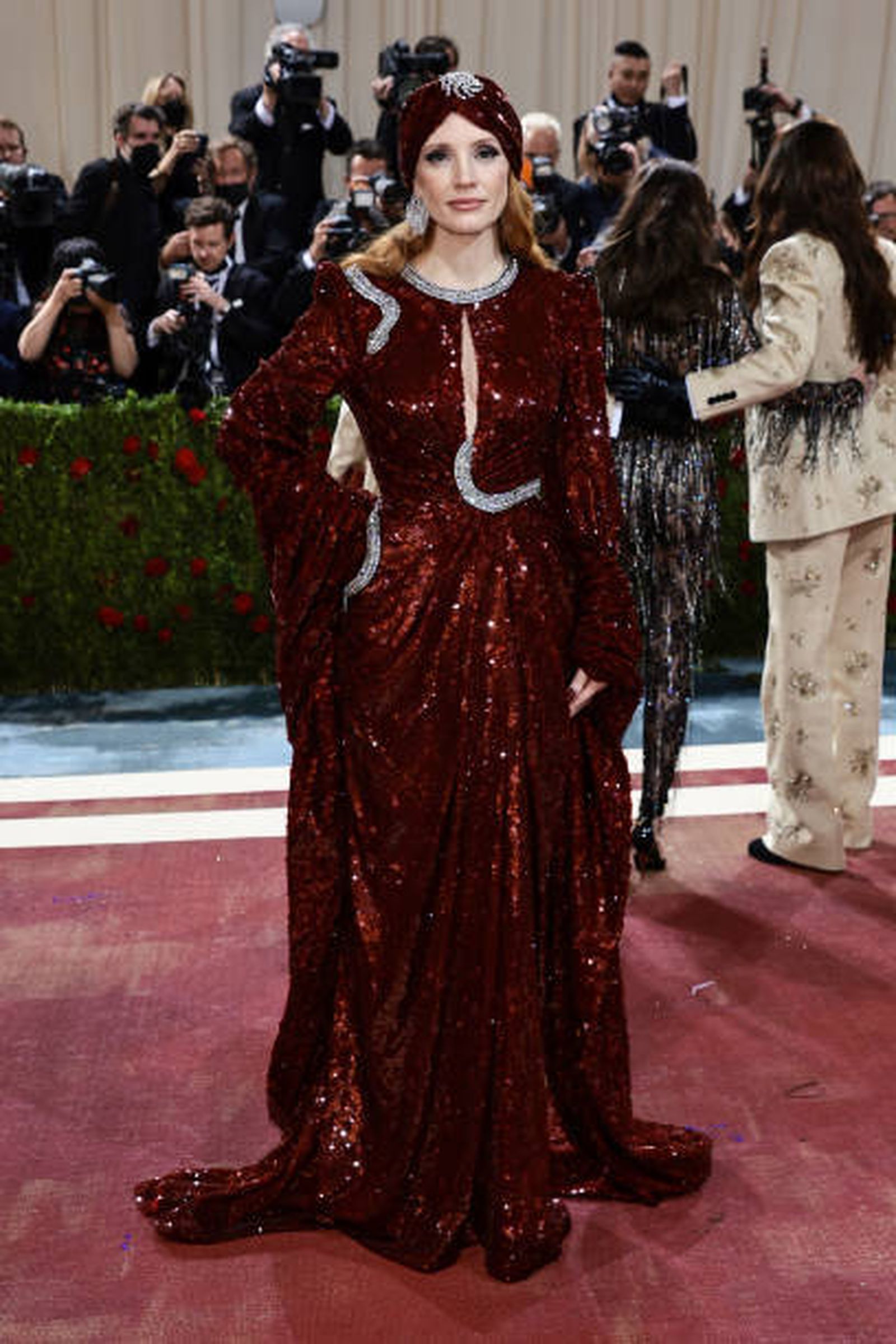 La oscarizada Jessica Chastain, de las más elegantes, con turbante y un rojo vino con brillos arriesgado