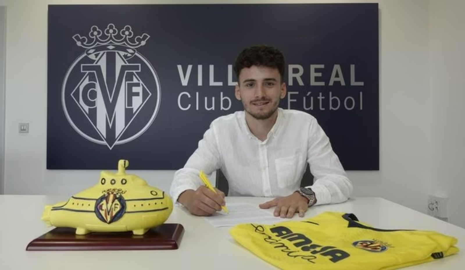 Fabio Blanco firma su nuevo contrato con el club villarrealense