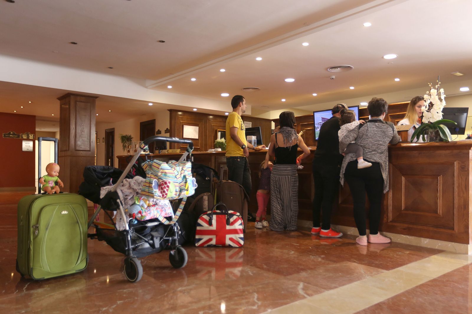 Varios clientes esperan en la recepción de un hotel del Novo Sancti Petri.