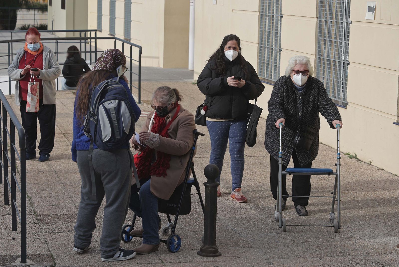 Pacientes a las puertas del Centro de Salud Algeciras-Norte, este lunes.