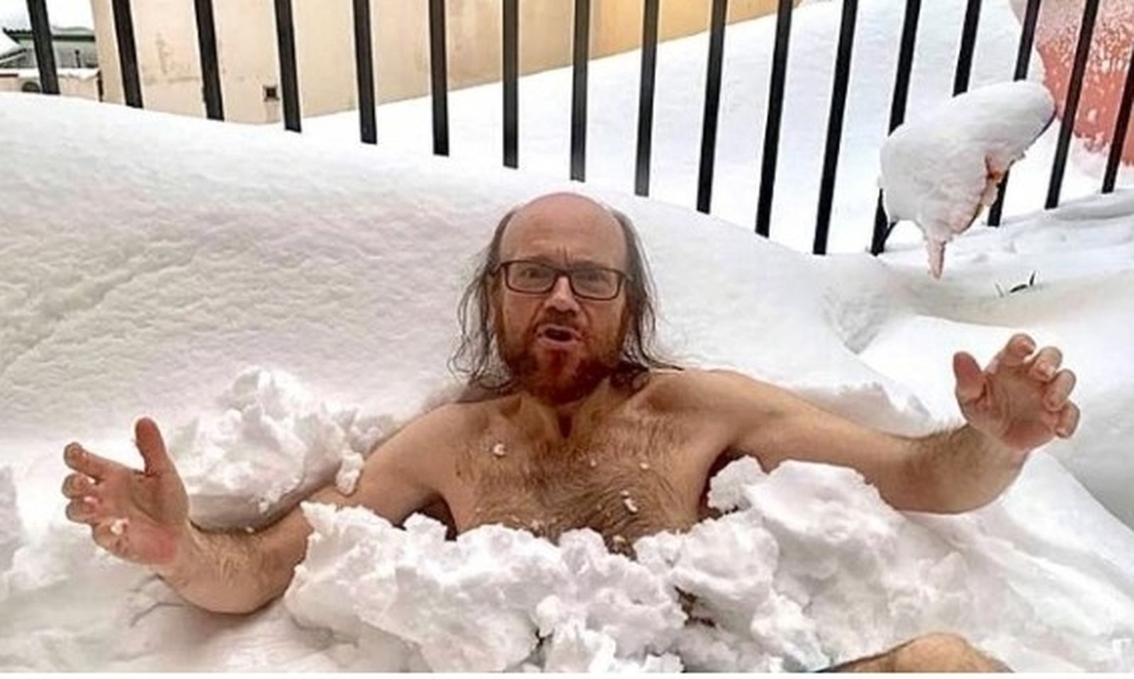 Santiago Segura enterrado vivo en nieve, en la terraza de su casa