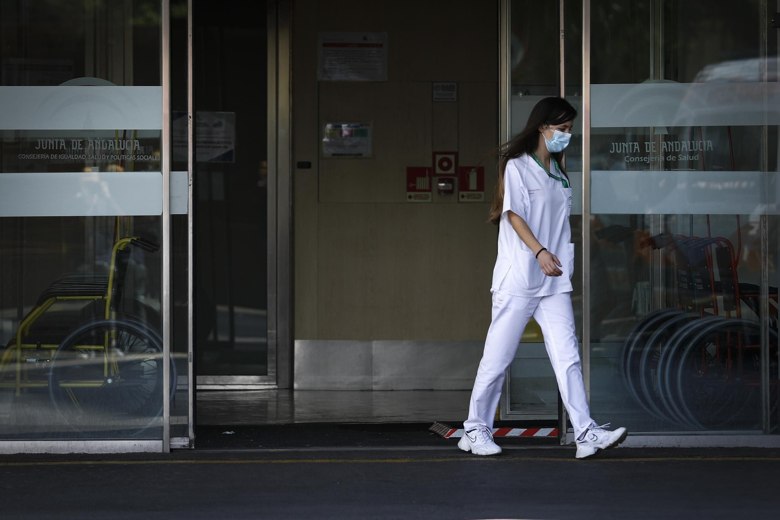 Una enfermera sale por la puerta de un hospital de Granada