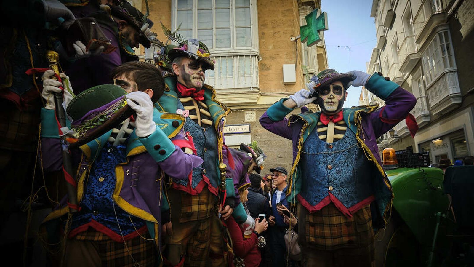 El primer premio de coros del COAC, cantando en plaza Mina.