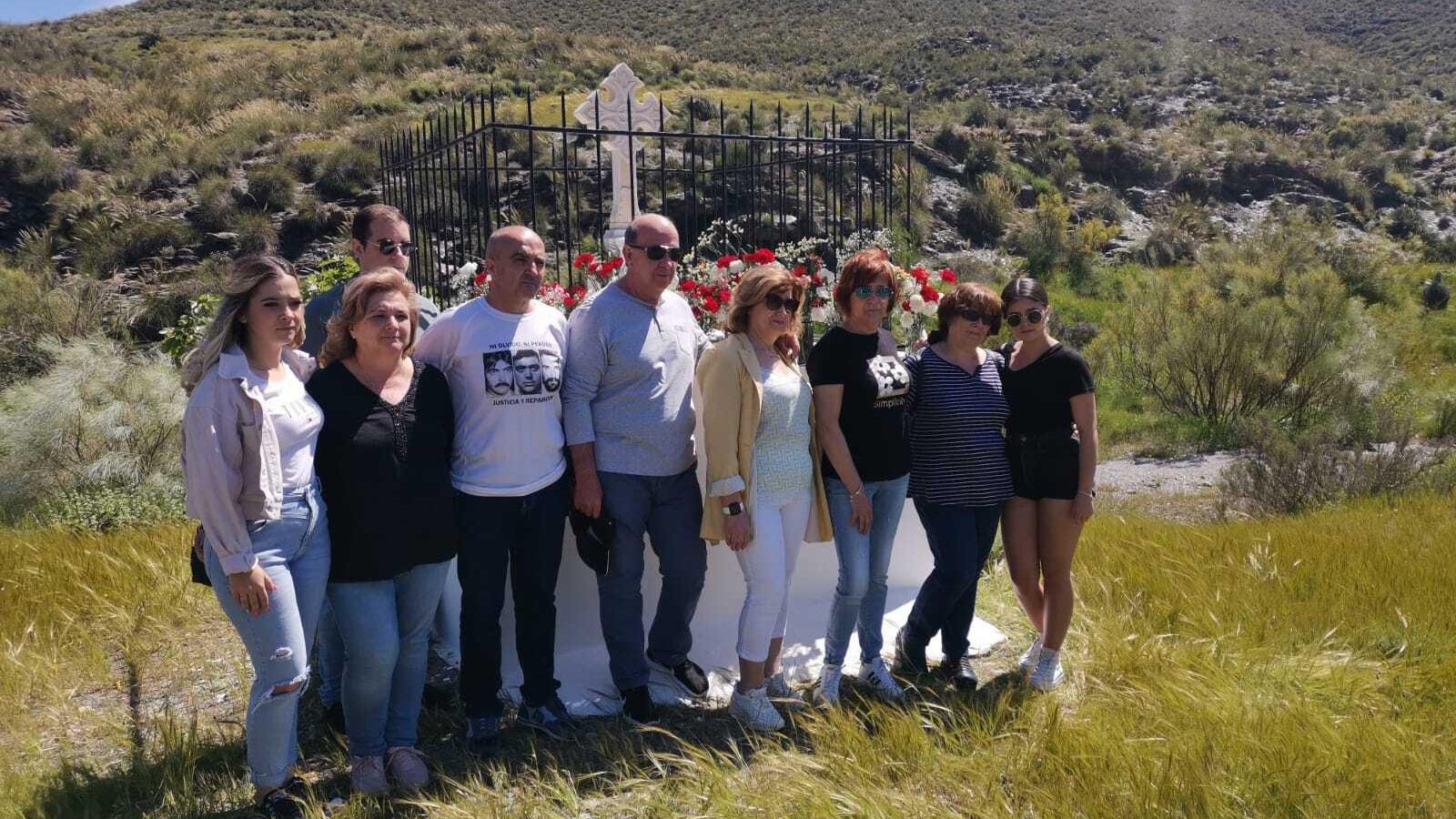 Familiares, junto a la cruz que recuerda a los fallecidos.