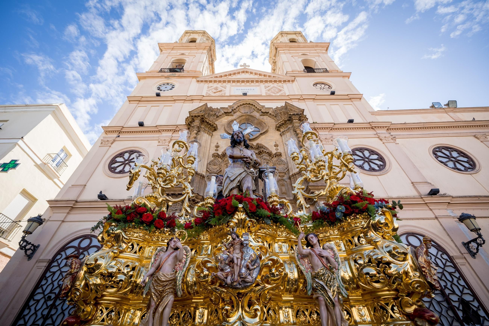 Imágenes de la salida de Columna en la Semana Santa de Cádiz 2025