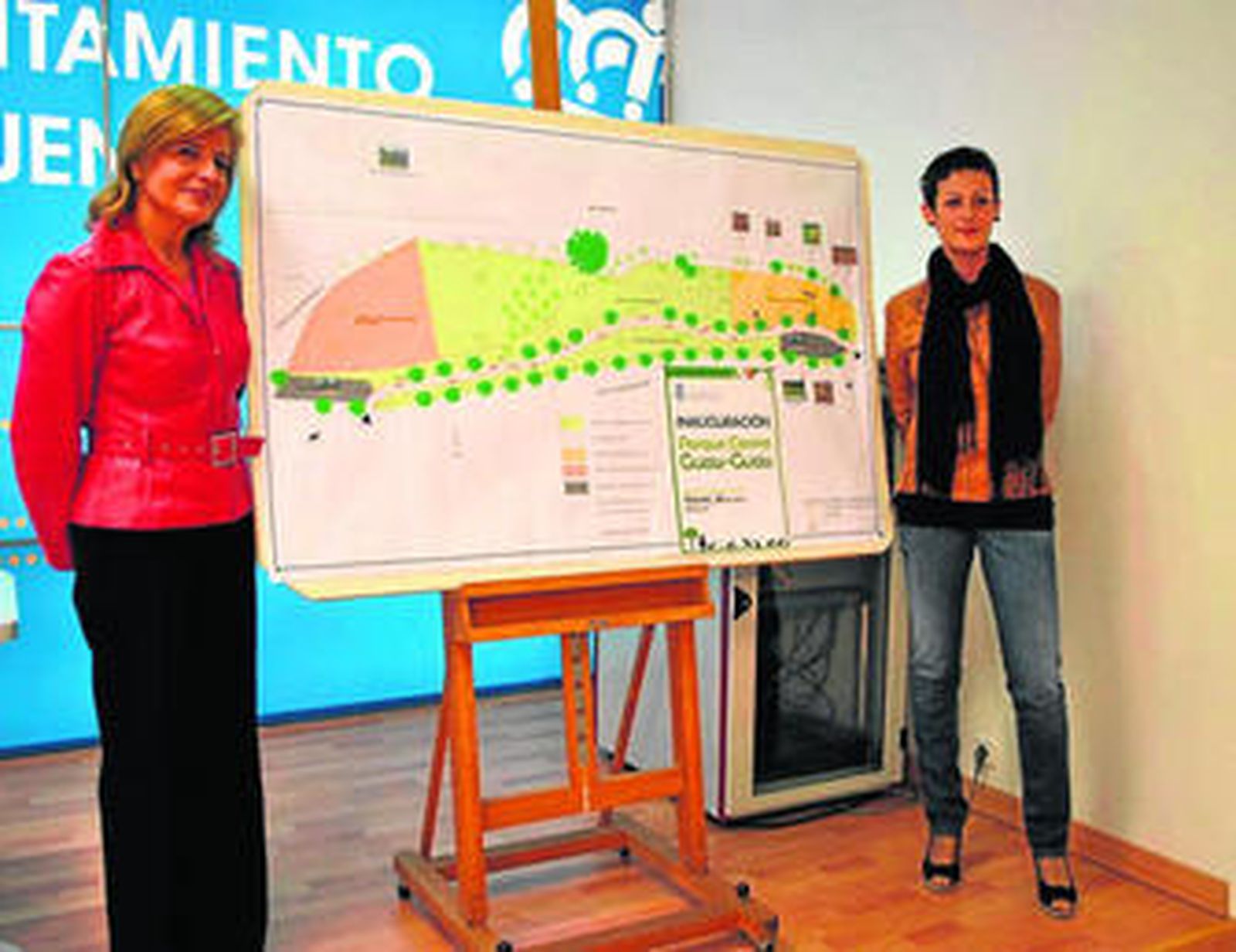Esperanza Oña y Dolores Buzón ayer ante un mapa del nuevo parque canino.