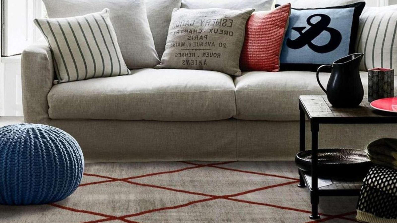 Salón con alfombra que con el calor suele desaparecer de las viviendas