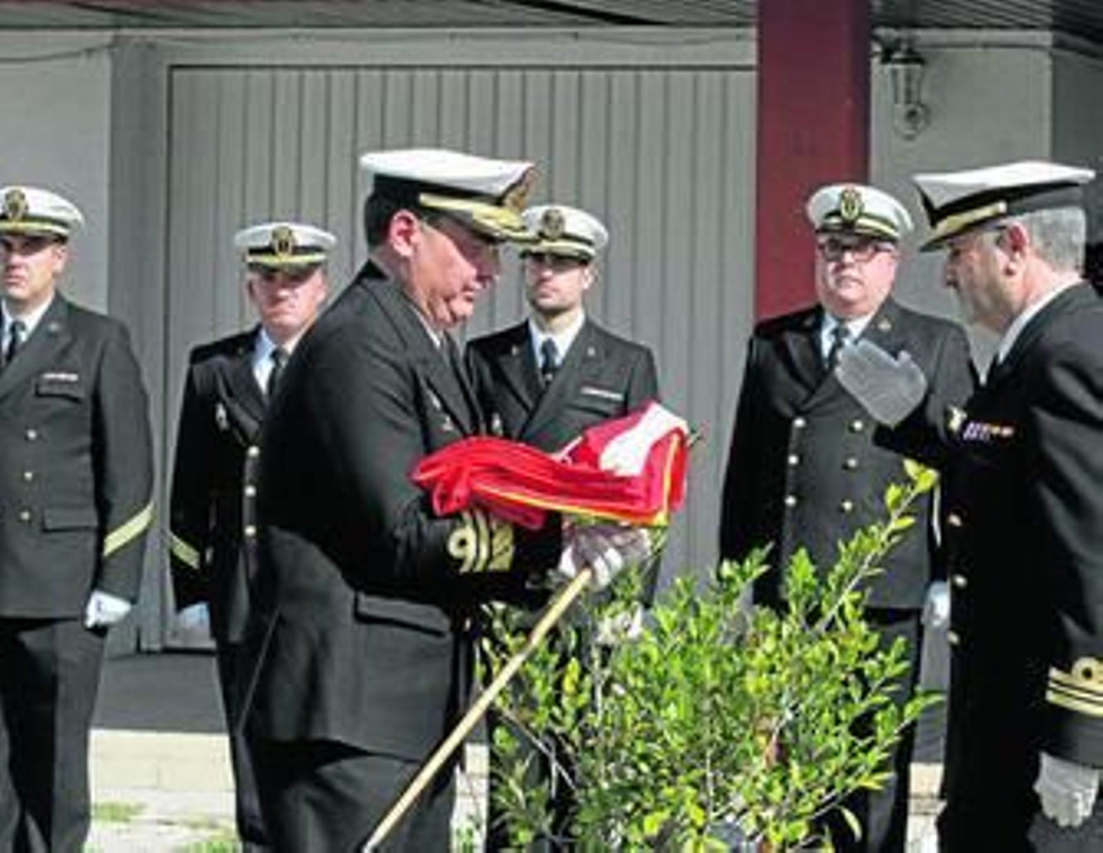 Un instante del acto de baja de la Armada del edificio de la Ayundantía Naval de La Línea.