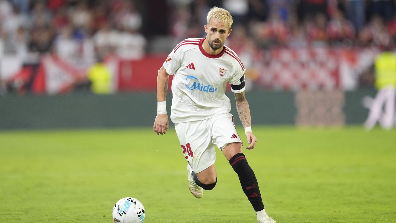 Januzaj conduce el balón con la cabeza levantada frente al Villarreal.