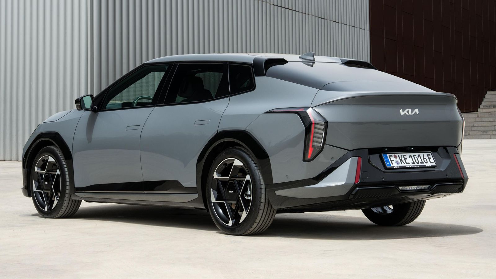 El más grande fastback, de 4,73 m, con 30 cm más que el hatchback, supone 1.600 euros a igual nivel de equipamiento o sistema de propulsión respecto a ese cinco puertas.