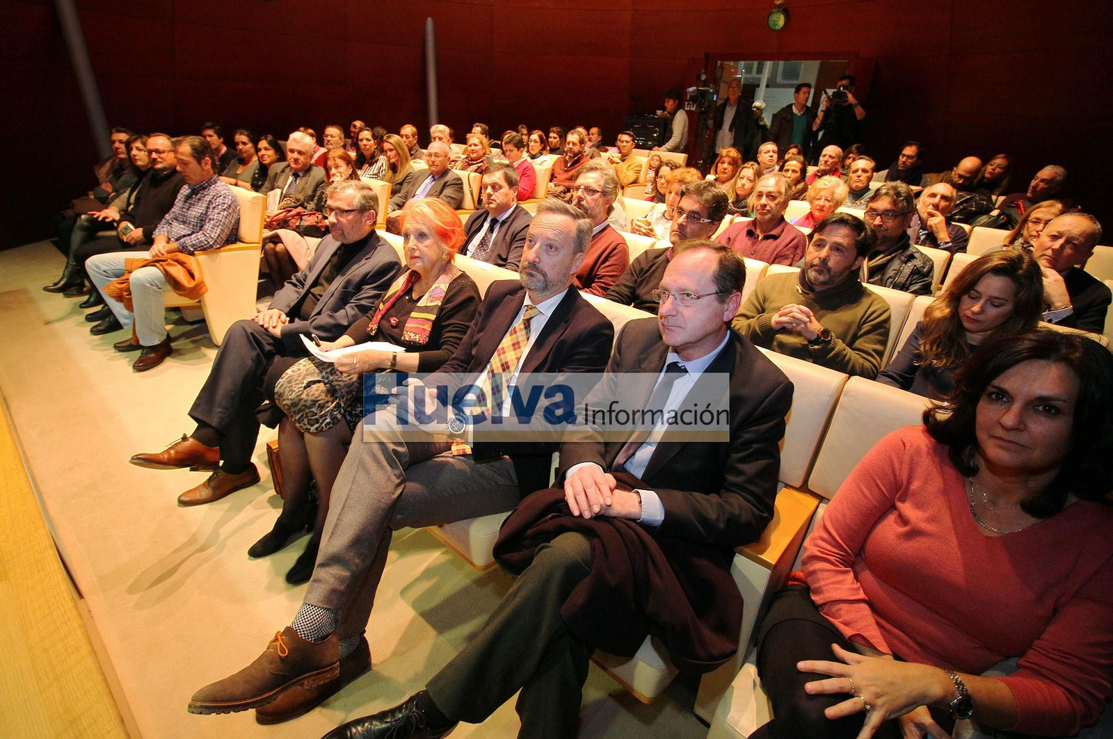 Imágenes de Mª Rosa Calaf recibiendo en premio Ángel Serradilla