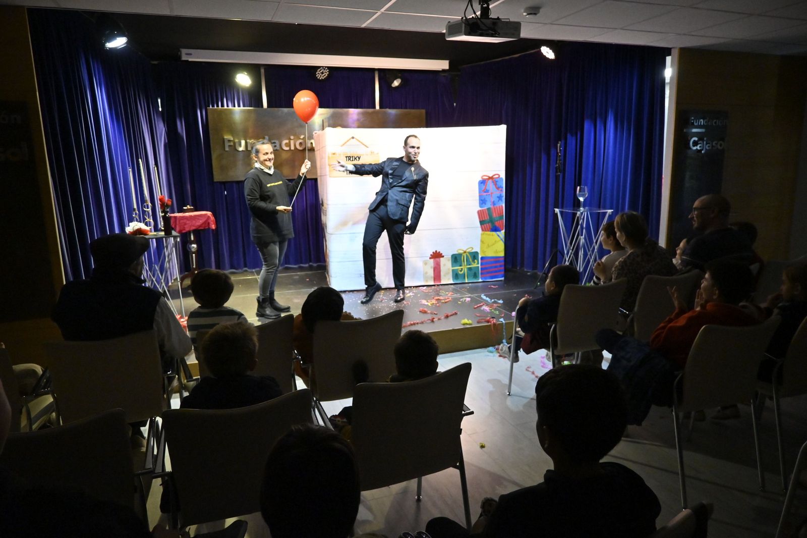 Las fotografías el taller que ofrece la Fundación Cajasol más espectáculo variado con Triky Trake