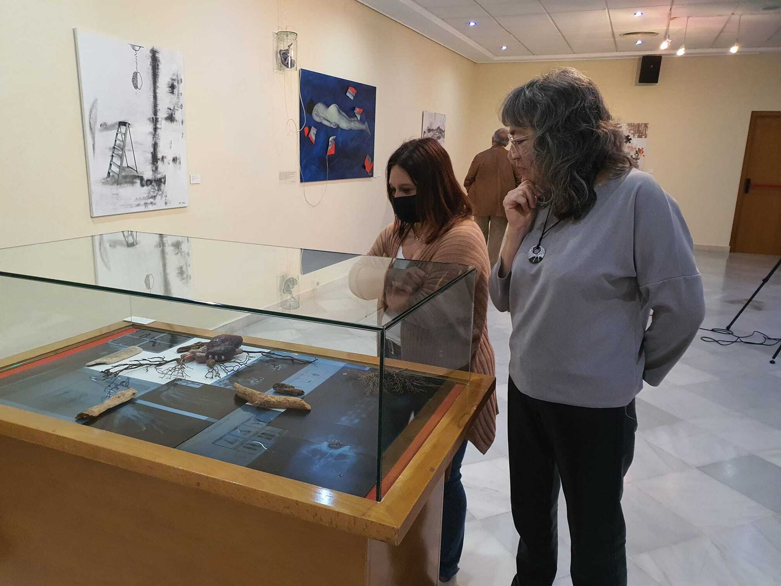 La concejala de Cultura visita la exposición ‘Fracturas’, de María José Gómez Villar.