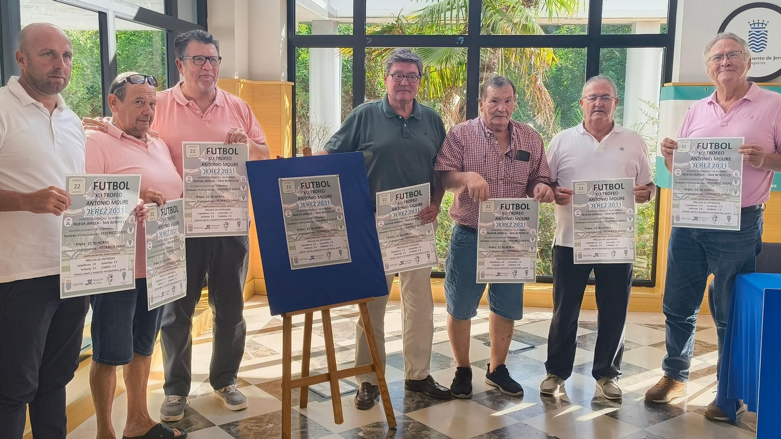 Foto de familia de la presentación del XLI Trofeo Antonio Moure.
