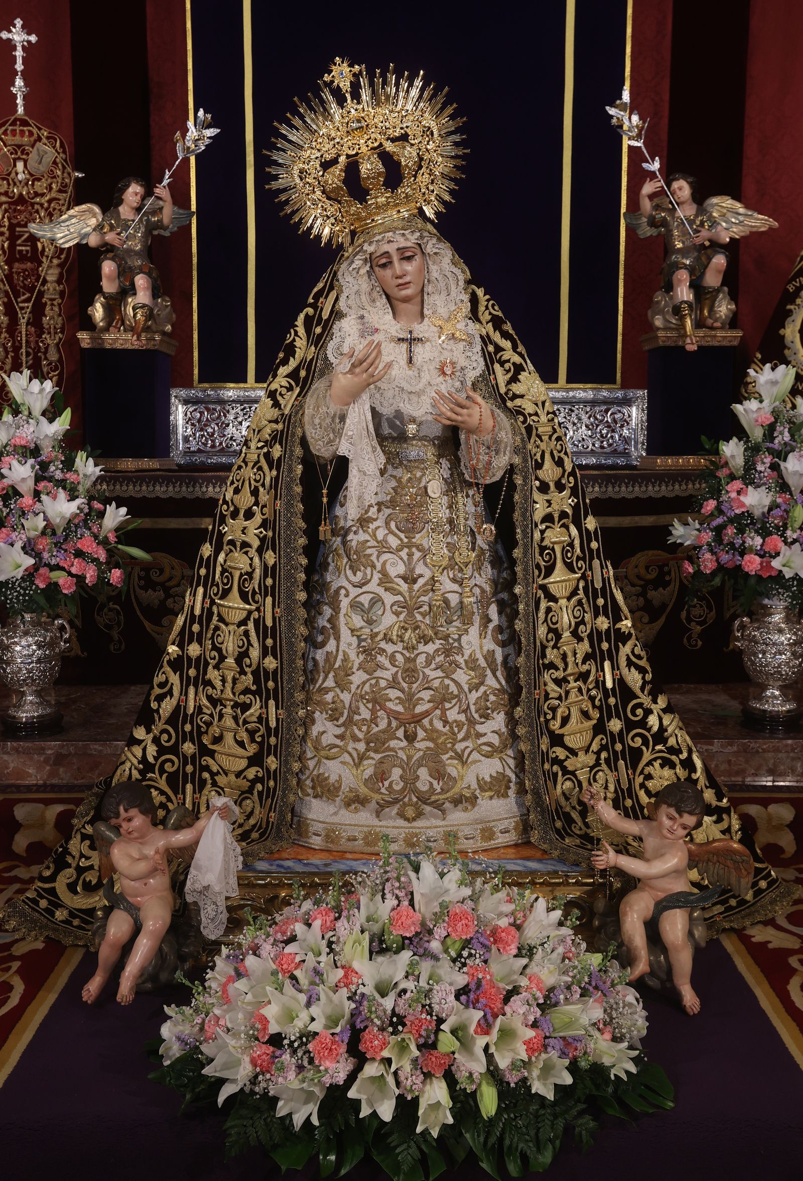 Las impresionantes imágenes de la Virgen de la Victoria en su besamanos