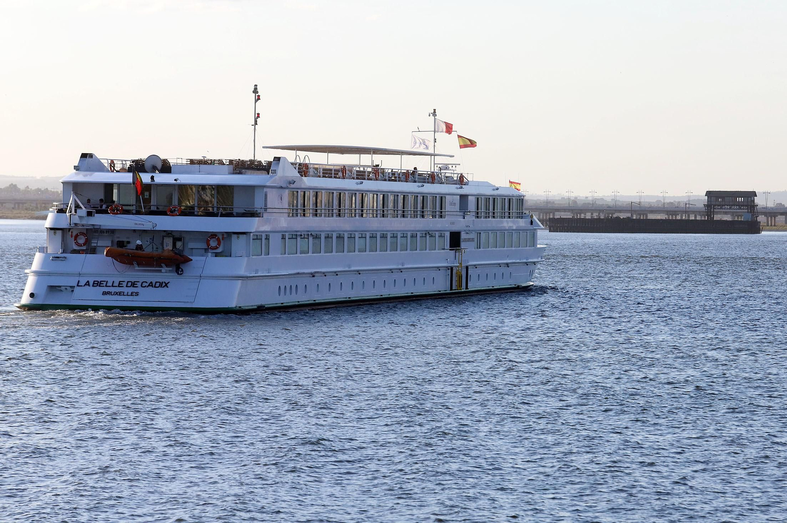 Llegada del del crucero La Belle de Cadix al Puerto de Huelva