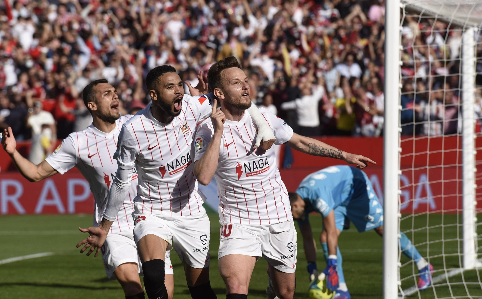 Rakitic, En-Nesyri y Joan Jordán se dirigen a la grada de Gol Sur tras el 1-0.