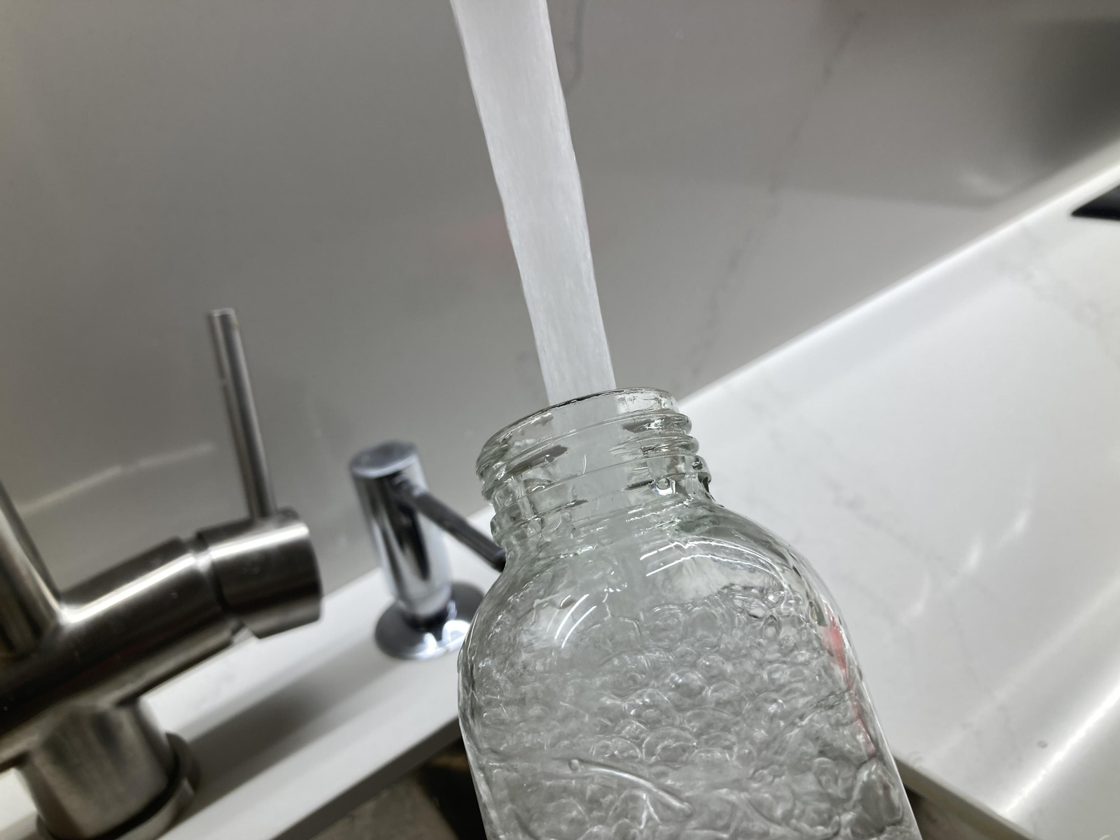 El agua que llega a los grifos tiene niveles elevados de cloruros y nitratos.