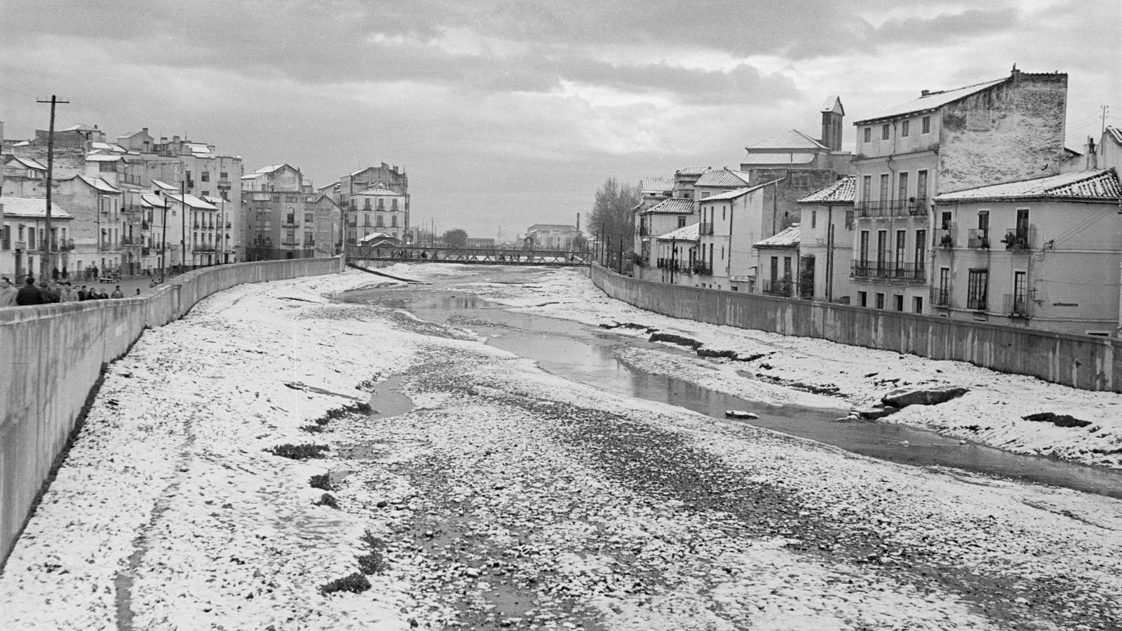 El rio Guadalmedina a su paso por Málaga, nevado.