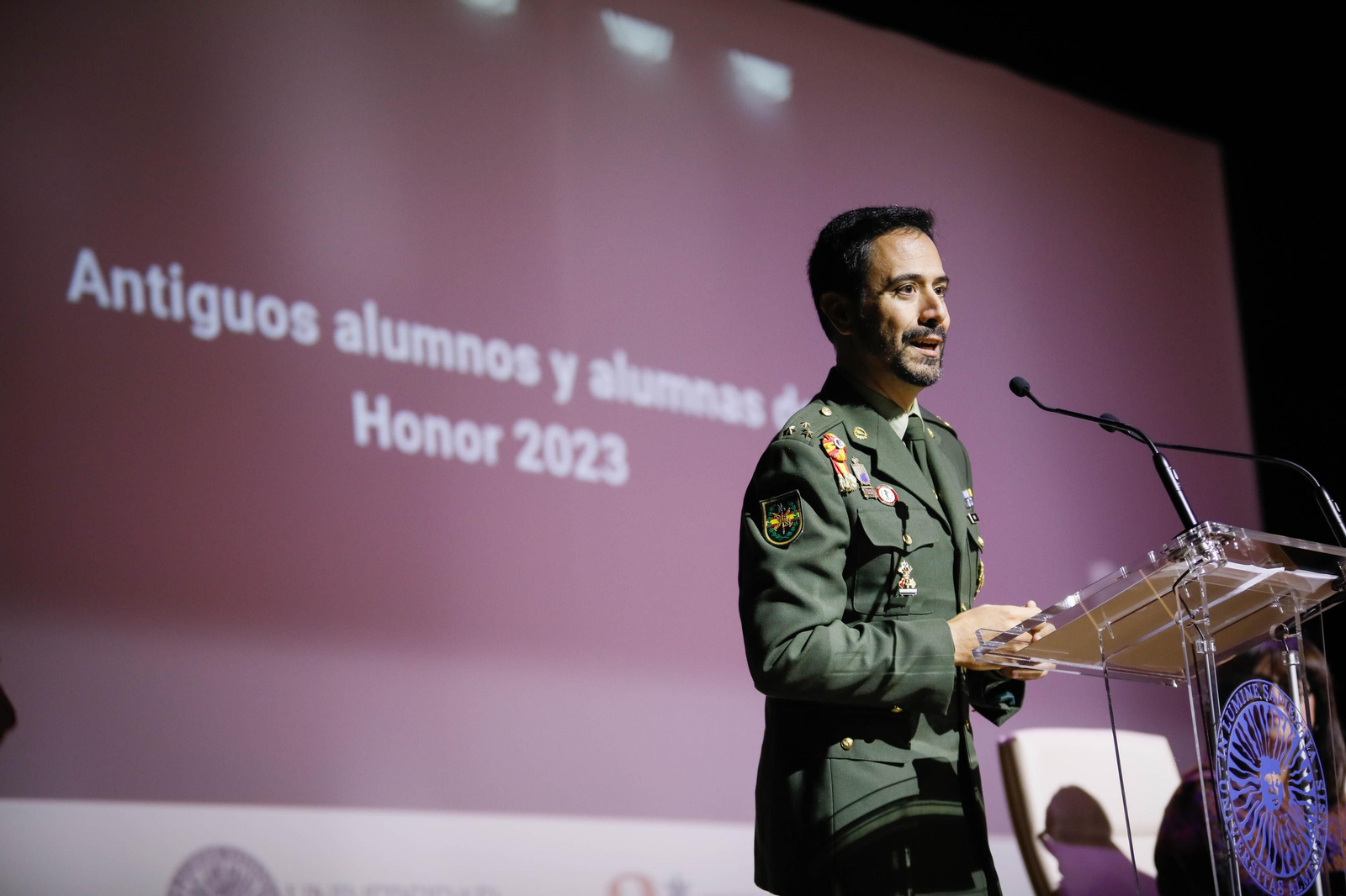 Imágenes del acto de reconocimiento a antiguos alumnos y amigos de honor en la UAL