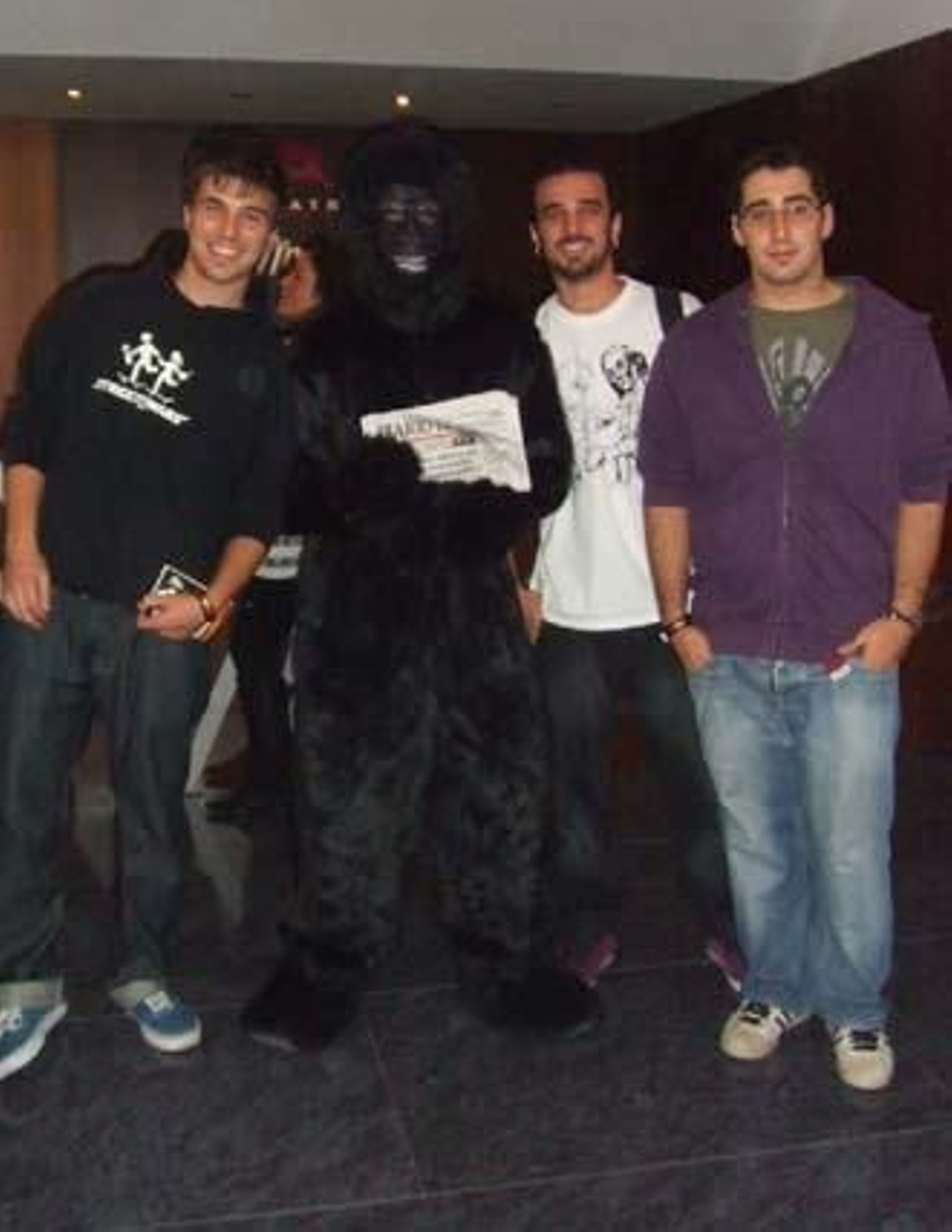 Iba para hombre, pero se quedó en mono. Eso sí, un mono muy leído, que va con su Diario a todas partes. Si te encontraste con nuestro particular monkey el sábado, búscate en esta galería. 

Foto: Senda