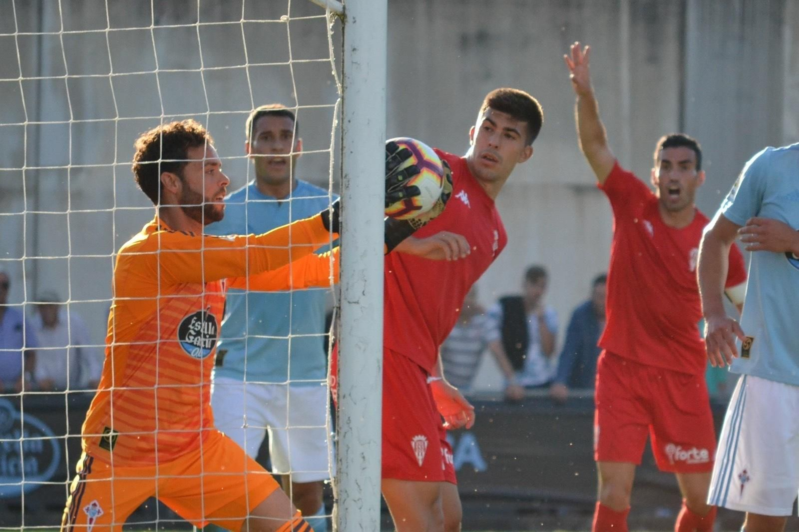 Sergio Fernández atrapa el balón ante Quintanilla, mientras Alfaro pide gol al fondo, tras un córner de Javi Lara. Sergio Fernández atrapa el balón ante Quintanilla, mientras Alfaro pide gol al fondo, tras un córner de Javi Lara.