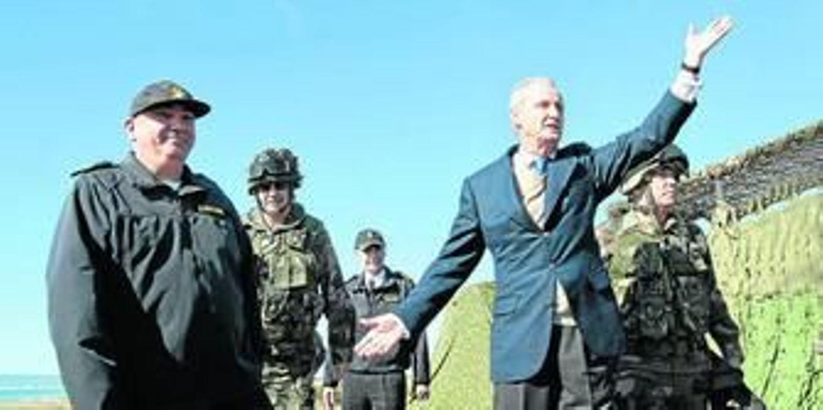 El ministro de Defensa, Pedro Morenés, junto a autoridades militares, presencia el ejercicio en El Retín.