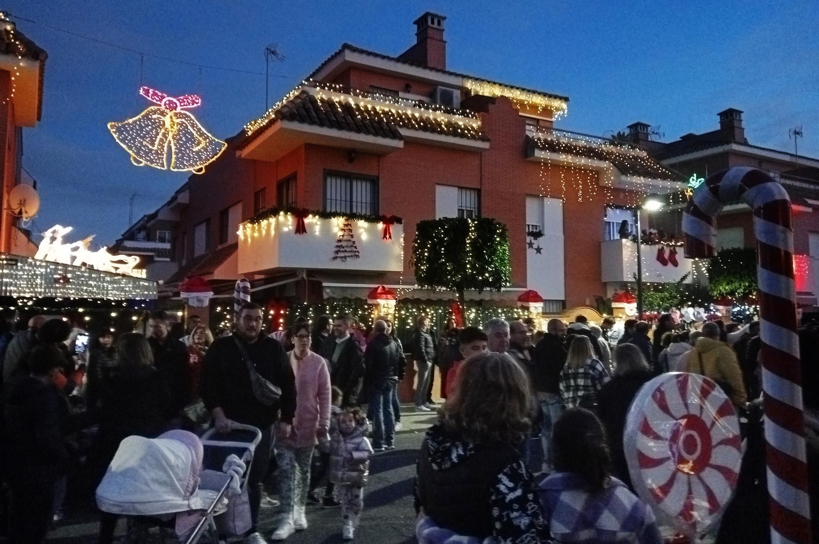 Imágenes de la calle del Grinch de Corrales, Huelva