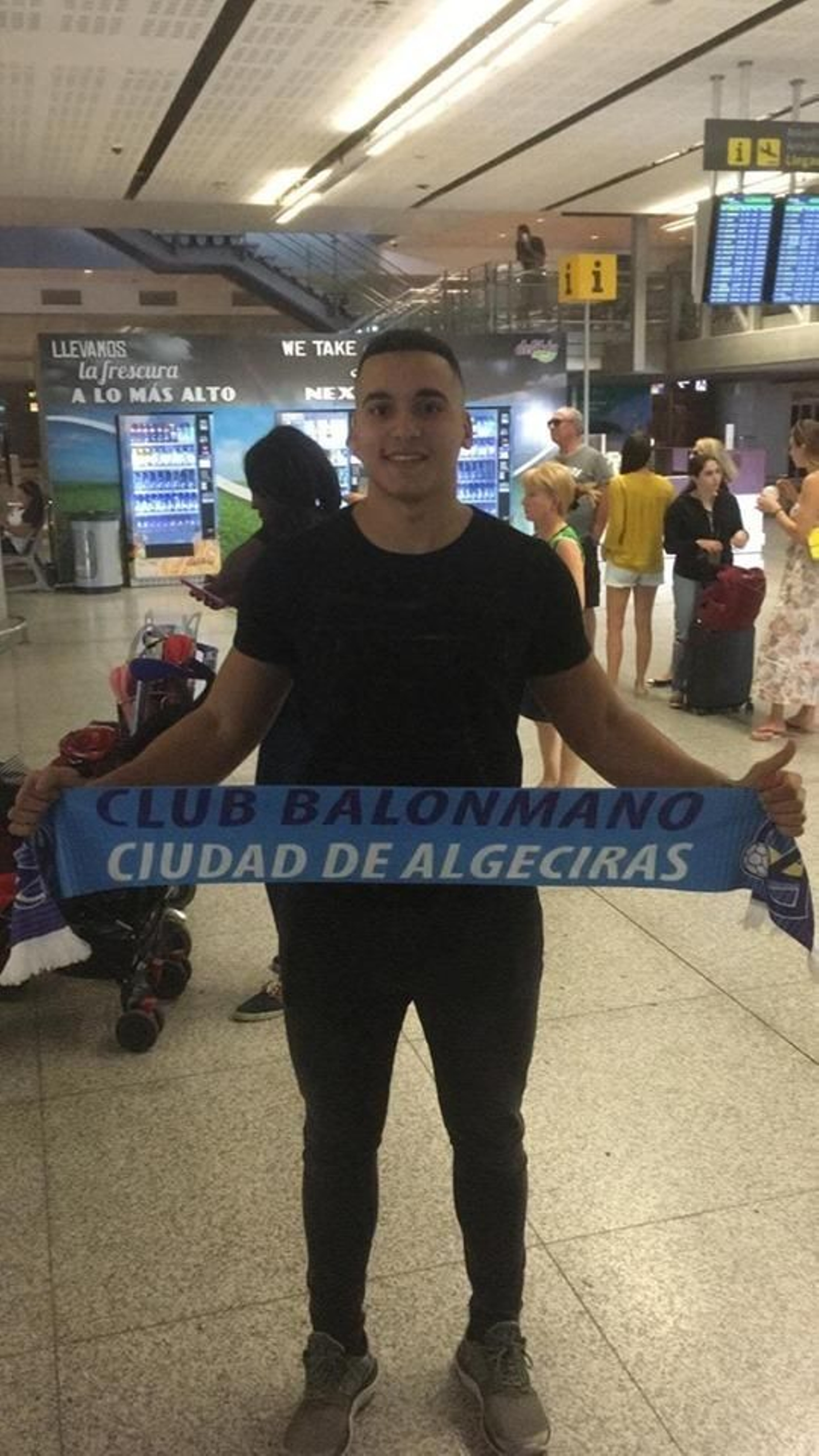 Figueredo, con la bufanda del BM Algeciras.