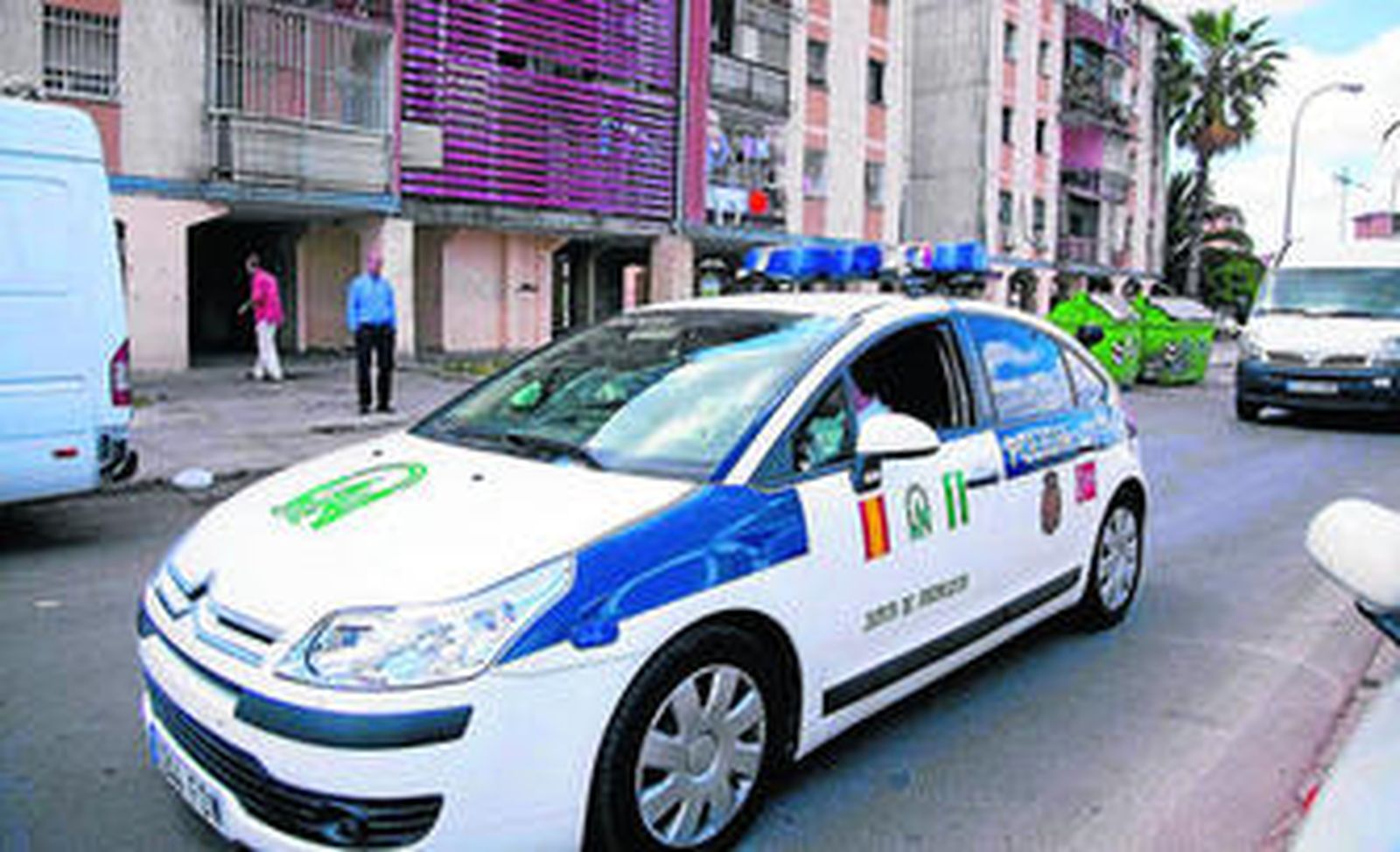 Un patrullero de la Policía Autonómica pasa por la zona de Martínez Montañés, la más degradada del Polígono Sur.