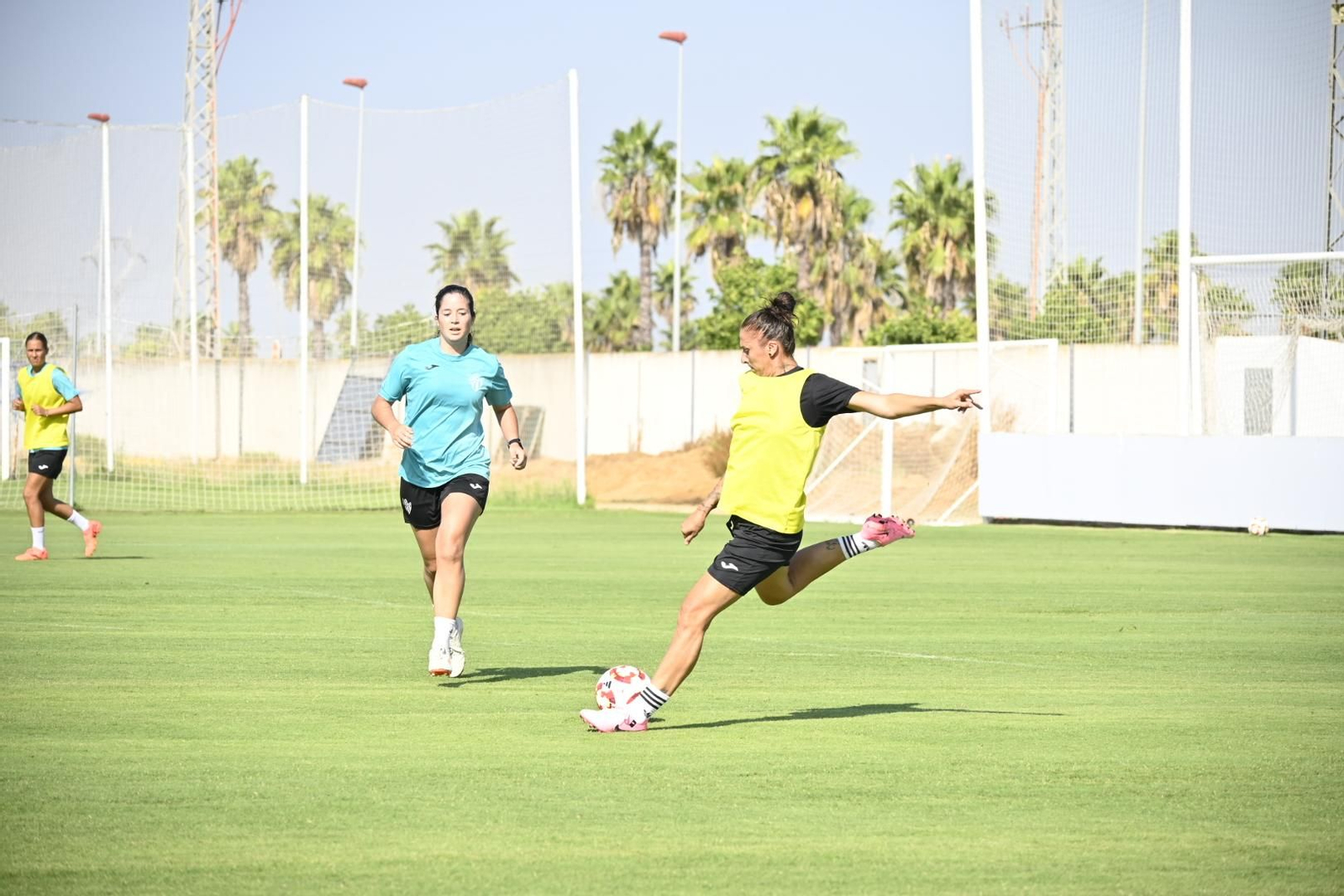 Entrenamiento del Sporting de Huelva a puertas abiertas, en imágenes