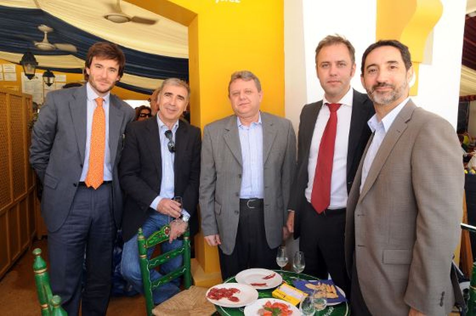 Diego Ortiz y Alejandro Bermúdez, del Grupo Joly, almorzaron en la caseta con Valentín Ruiz de Zenithmedia, Javier Pérez y Enrique Sacristán de Vivaki.

Foto: Manuel Aranda