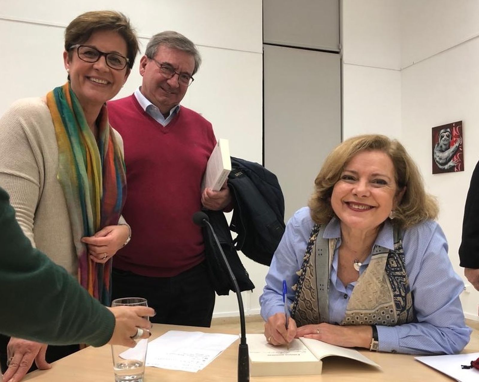Magis Iglesias firmando ejemplares de su libro ante Adriana Valverde y Fernando Martínez López.