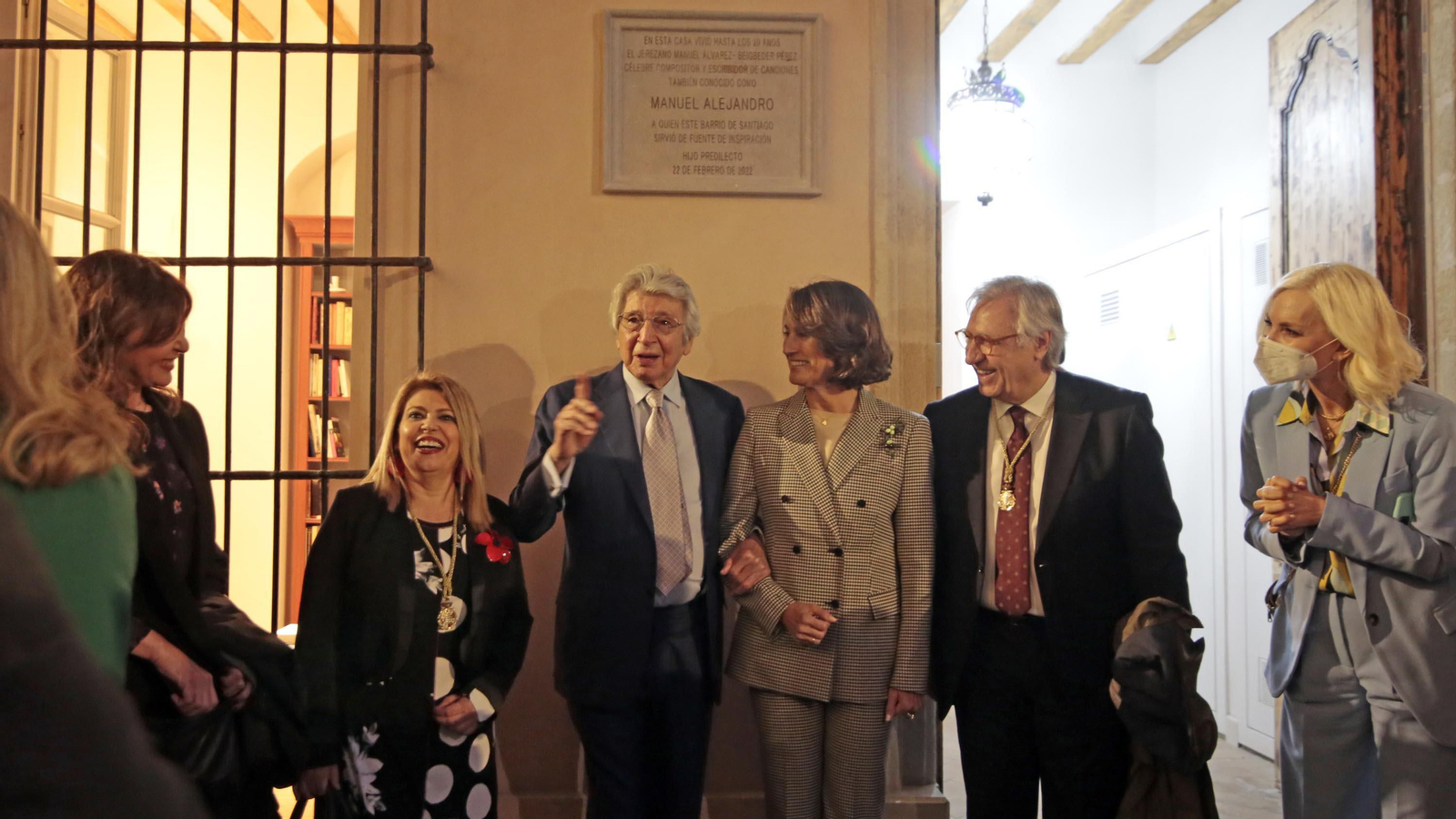 Manuel Alejandro descubre una placa en la casa donde se crió