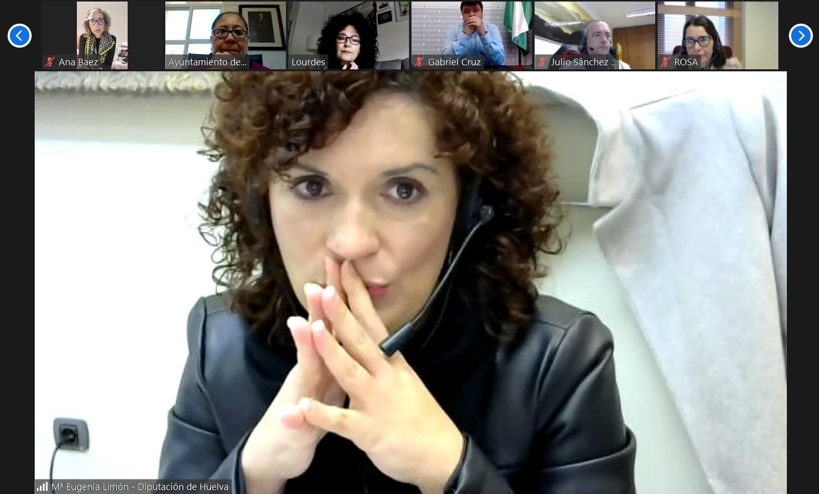 La presidenta de la Diputación durante la reunión con los representantes municipales.