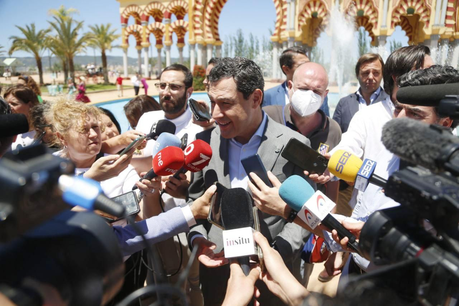 La visita de Juanma Moreno a la Feria de Córdoba, en imágenes