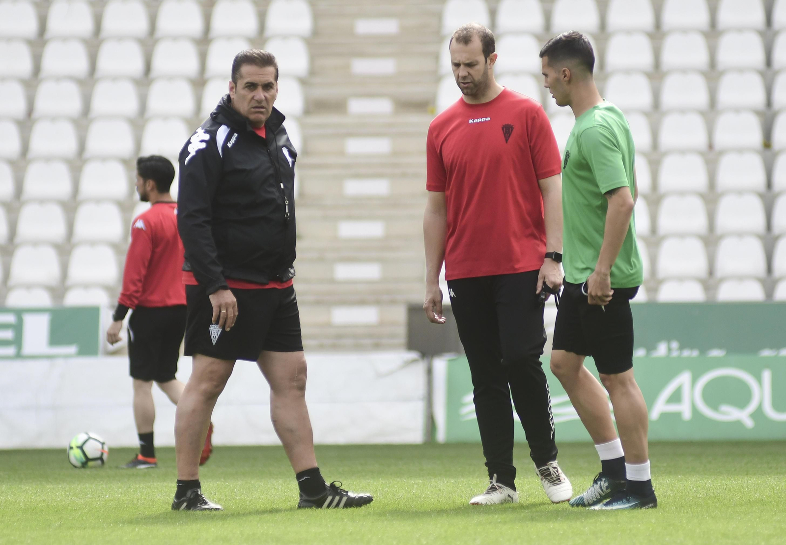 Javi Poveda, en el centro, en un entrenamiento del pasado curso junto a Sandoval y Guardiola. Javi Poveda, en el centro, en un entrenamiento del pasado curso junto a Sandoval y Guardiola.