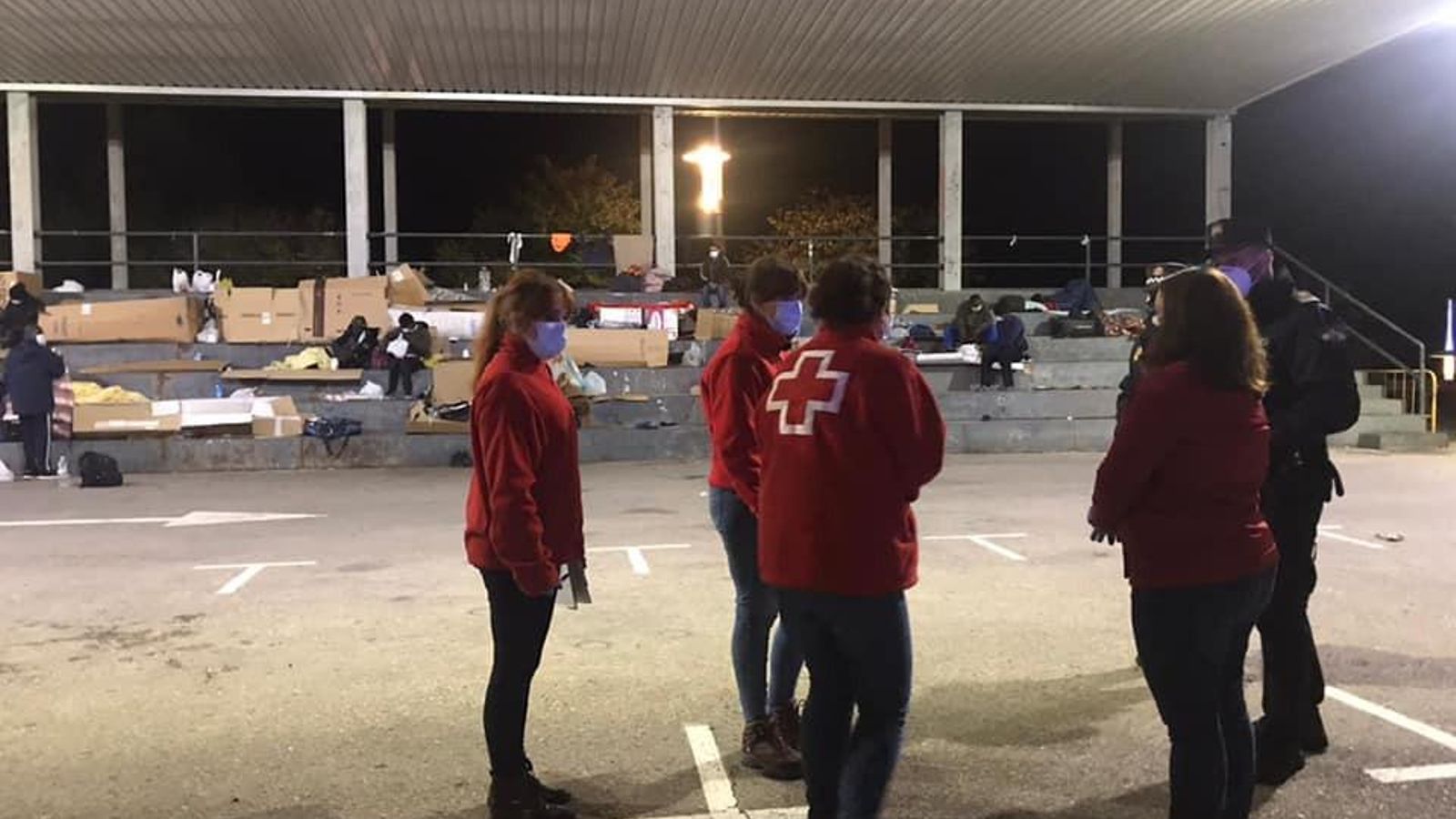 Voluntarios de Cruz Roja atienden a inmigrantes sintecho en el ferial de Jaén en 2020
