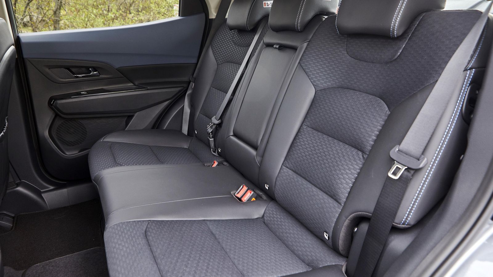 La amplitud en las plazas traseras permite a este SUV compacto eléctrico darle un uso familiar.