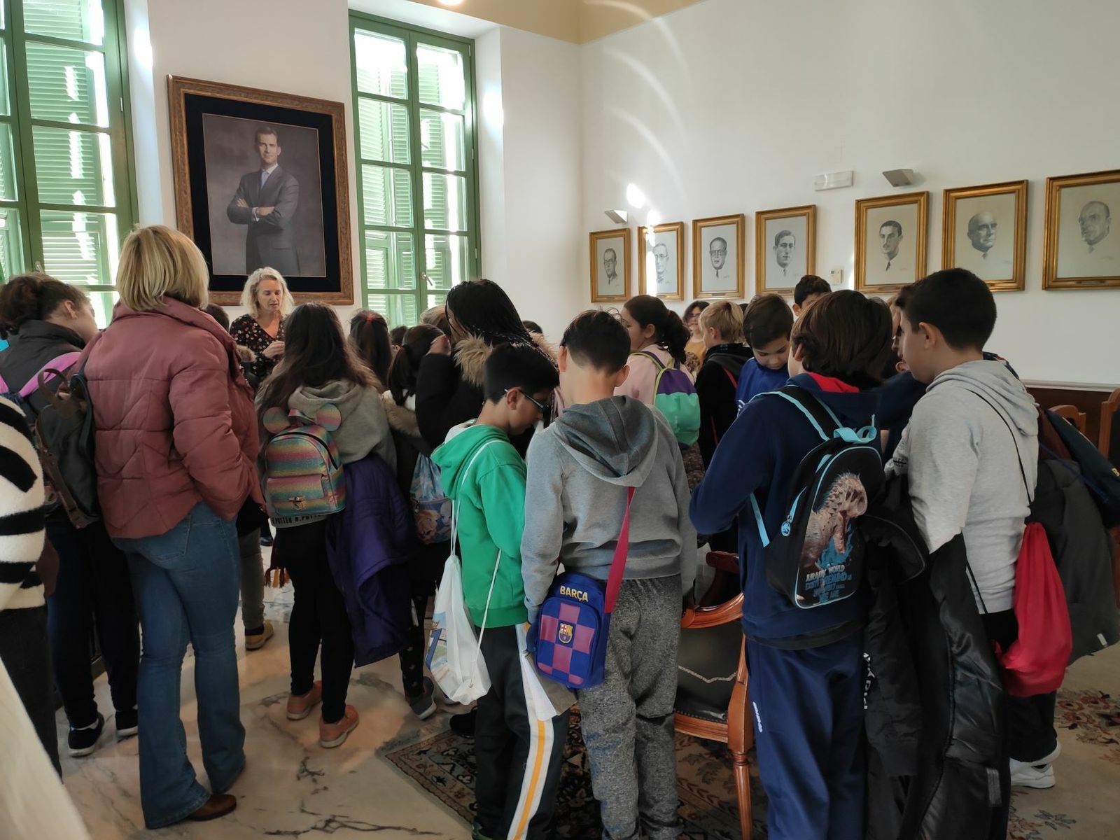 La concejala de Educación Lola Campos junto con el grupo de 5º de Primaria del colegio Pinar Hondo.