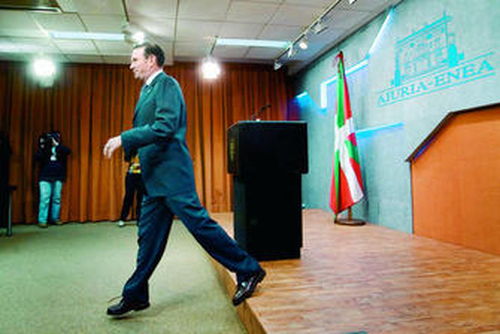 Ibarretxe abandona el atril poco después de anunciar en rueda de prensa la fecha de las próximas elecciones vascas.