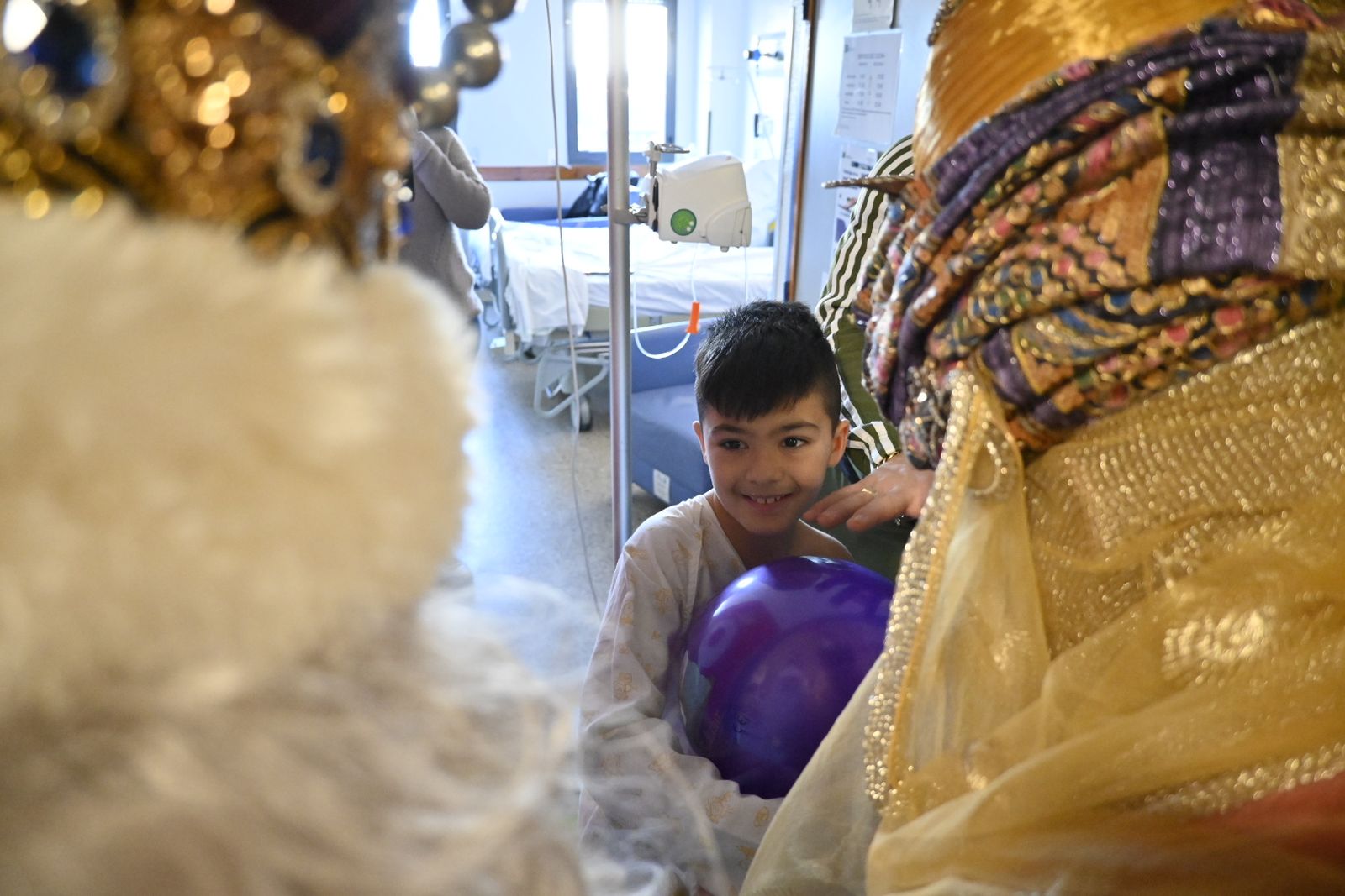 Recorrido fotográfico de los Reyes Magos por el hospital y los centros de mayores en la mañana del 5 de enero en Huelva