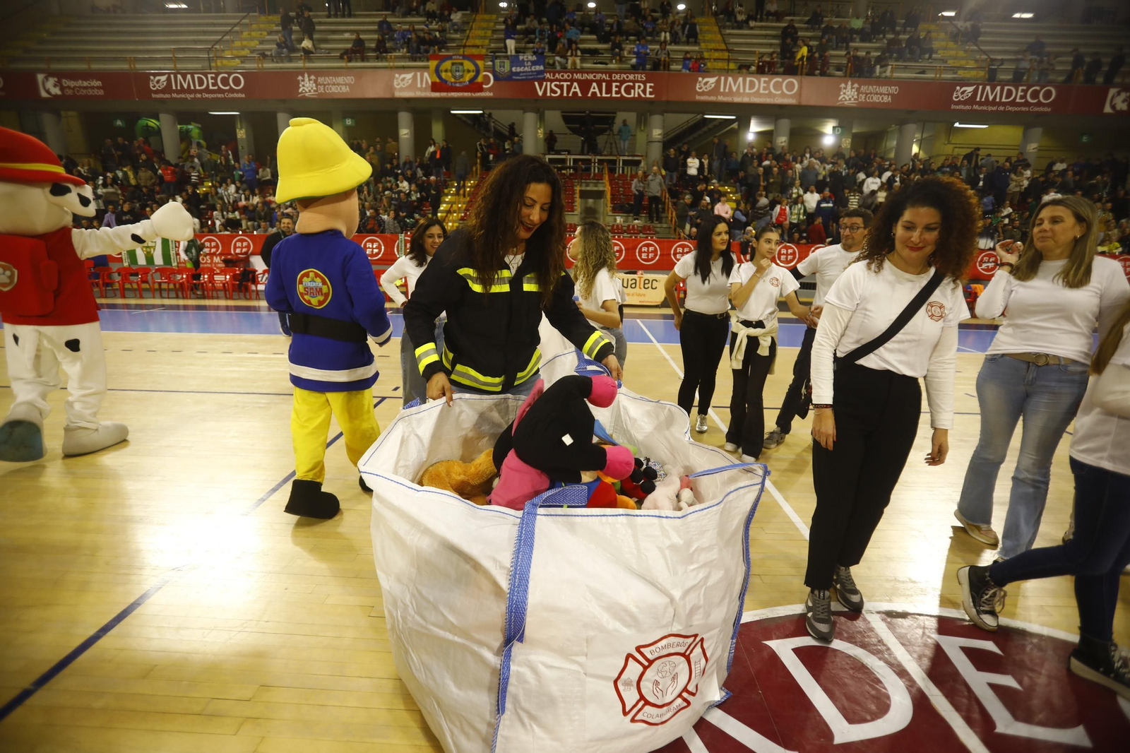 Las mejores fotos de un Córdoba Futsal - Valdepeñas con marcado carácter solidario