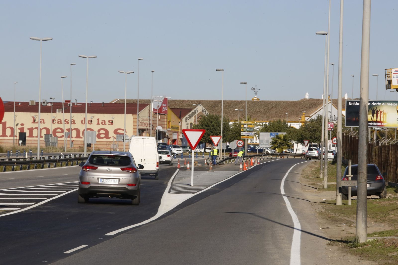 Imagen de la vía de acceso a la antigua carretera N-IV tras la finalización de la obra.