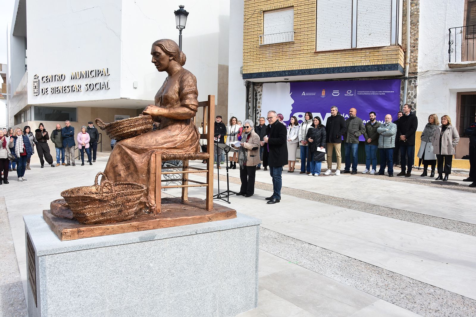 Baza presenta una escultura en homenaje a las mujeres esparteras