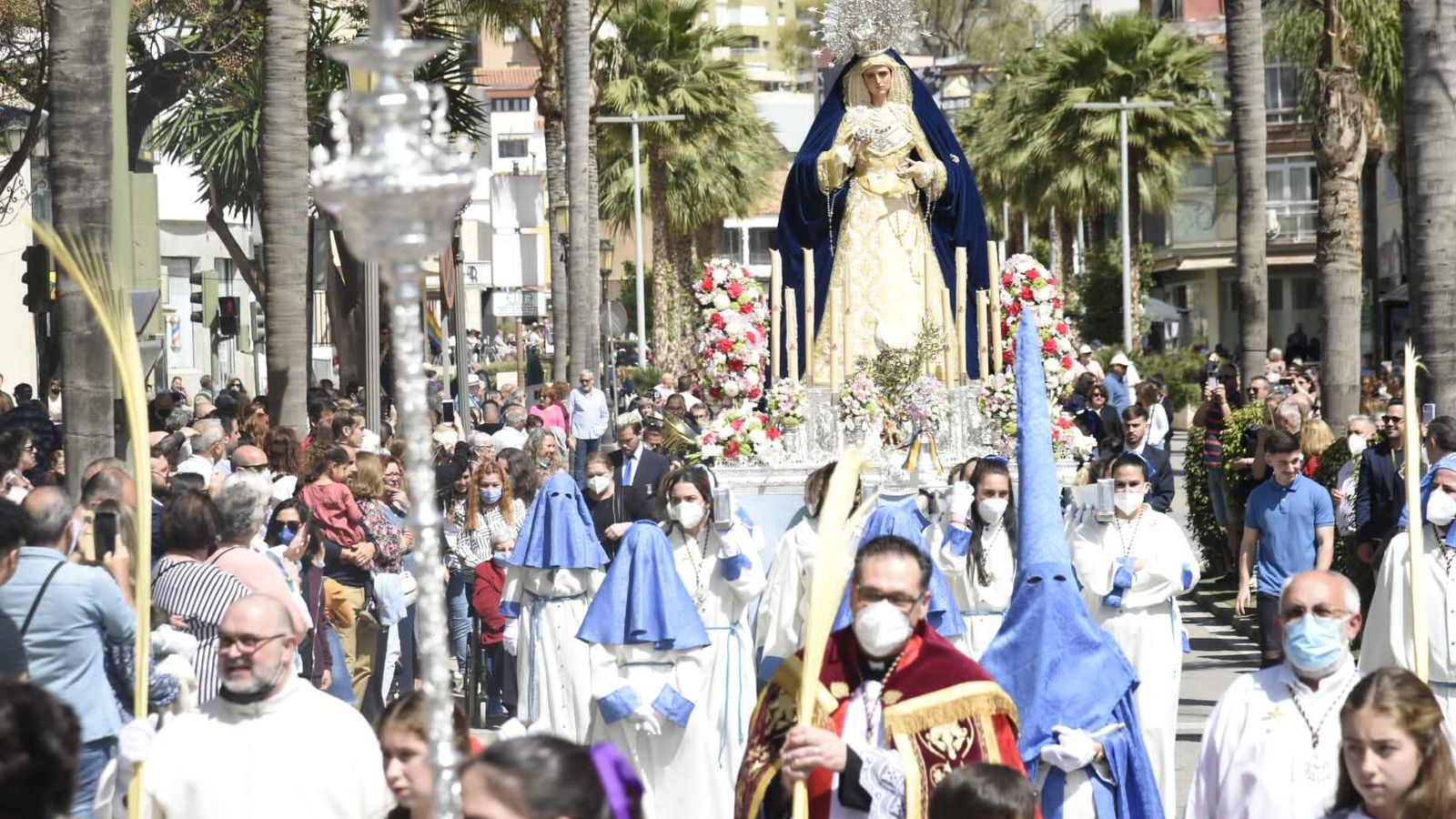 La imagen de Santa María Reina de la Paz a su paso por Torremolinos.